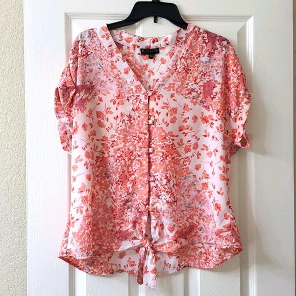 Floral button front shirt with tie bottom - Picture 1 of 4